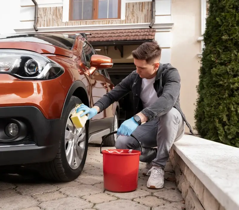 Lavage auto à domicile Saint-Bauzille-de-la-Sylve : professionnel intervenant sur un véhicule